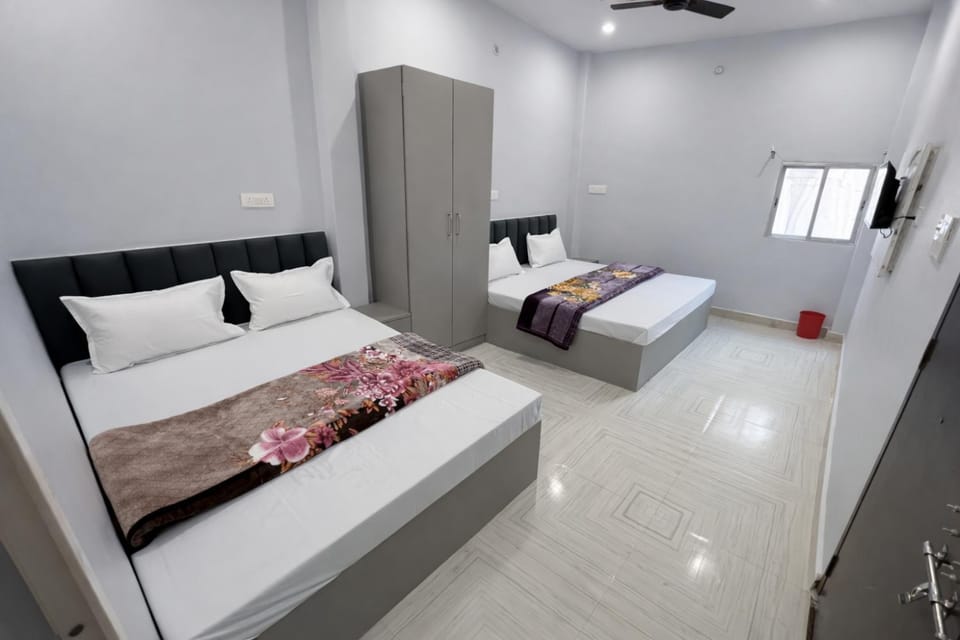 Bed, TV and multimedia, Living room, Photo of the whole room, Seating area, Bedroom, wardrobe, air conditioner