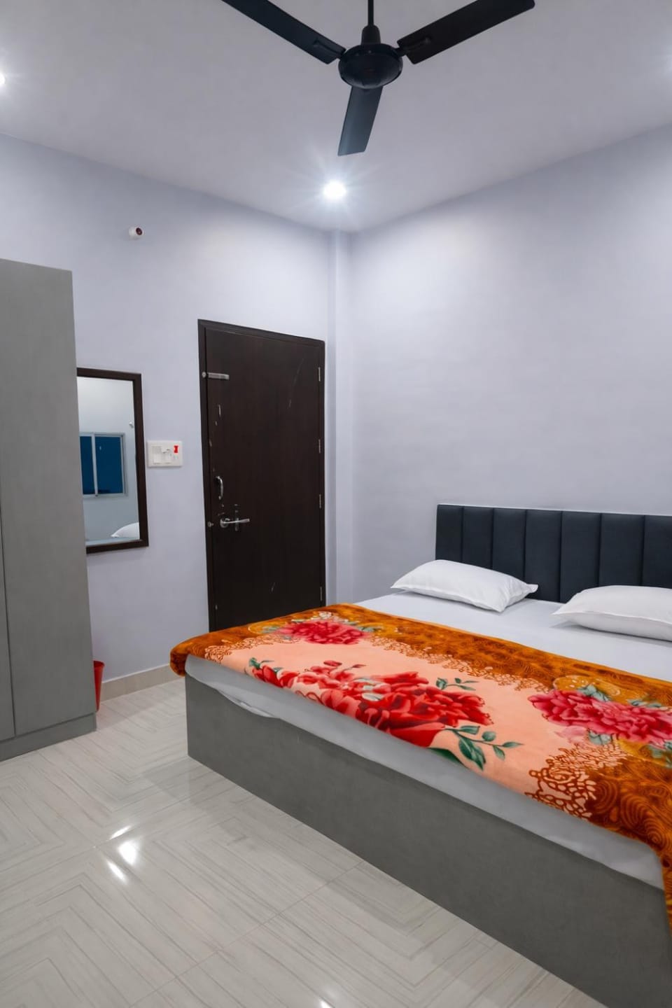 Bed, Photo of the whole room, Bedroom, fireplace, air conditioner