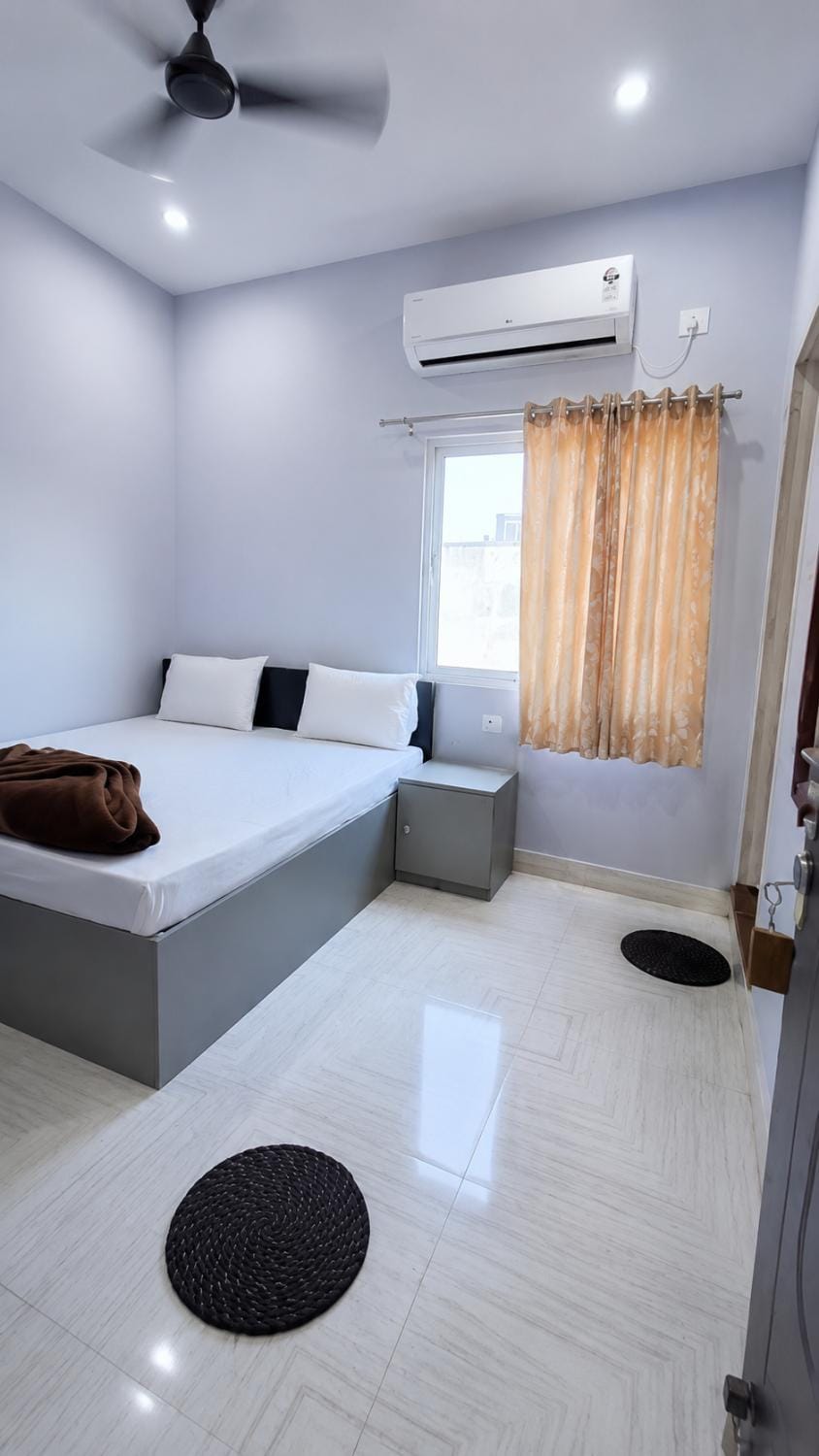 Bed, Living room, Photo of the whole room, Seating area, Bedroom, fireplace, air conditioner