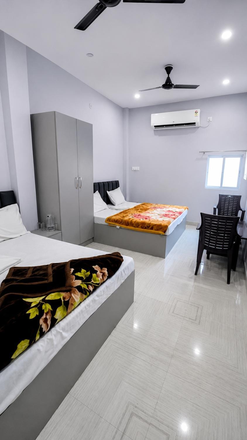 Bed, TV and multimedia, Living room, Photo of the whole room, Seating area, Bedroom, fireplace, hair dresser, air conditioner