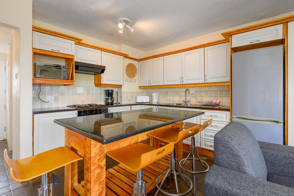 Kitchen or kitchenette, Seating area, oven, stove