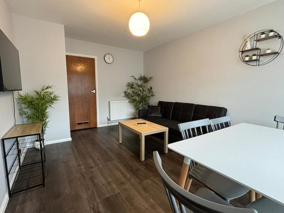 4 Bed House - Free Parking - 8 min LGW Airport Apartment in Crawley