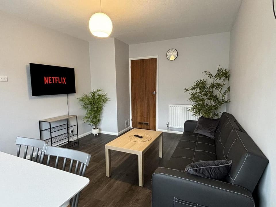 4 Bed House - Free Parking - 8 min LGW Airport Apartment in Crawley