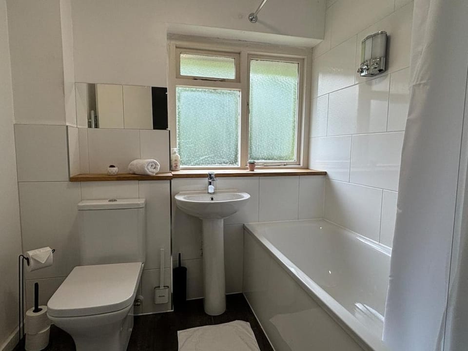 4 Bed House - Free Parking - 8 min LGW Airport Apartment in Crawley