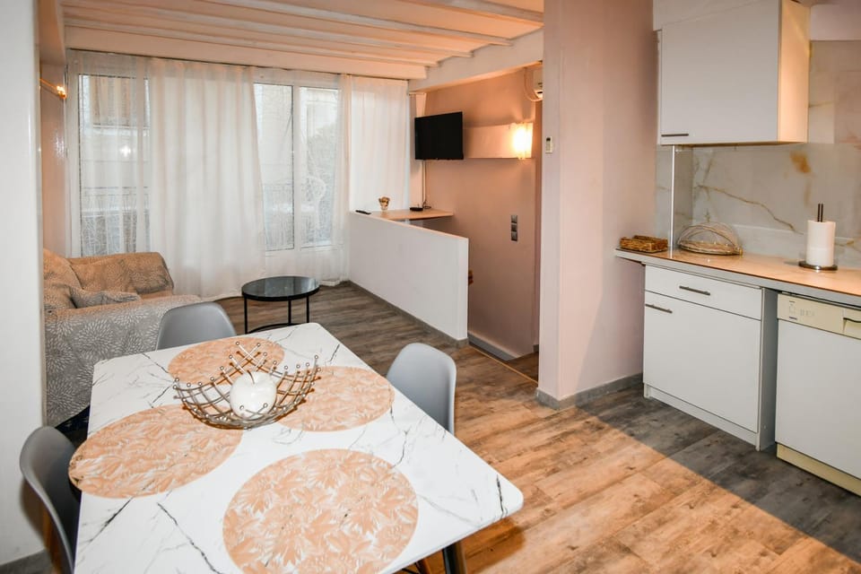 Kitchen or kitchenette, Seating area, Dining area, oven