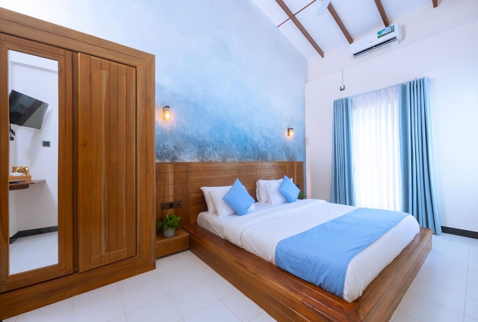 Photo of the whole room, Bedroom