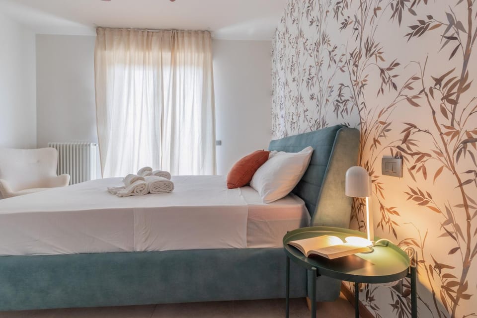 Bed, Photo of the whole room, towels