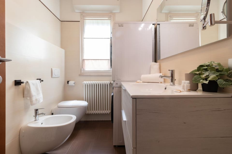 Shower, Toilet, Bathroom, bidet, towels