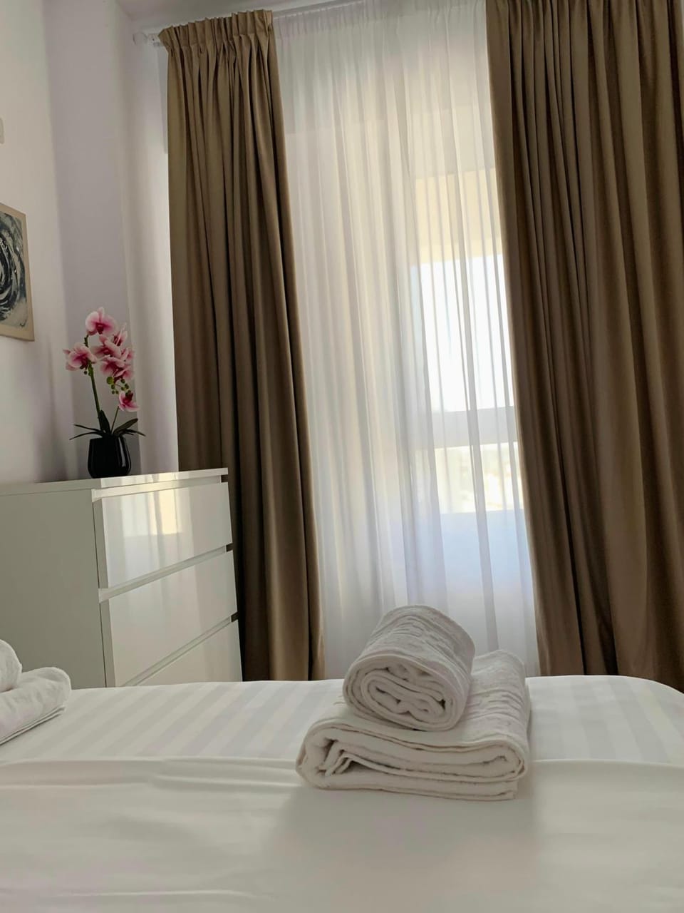 Bed, Photo of the whole room, Bedroom, towels