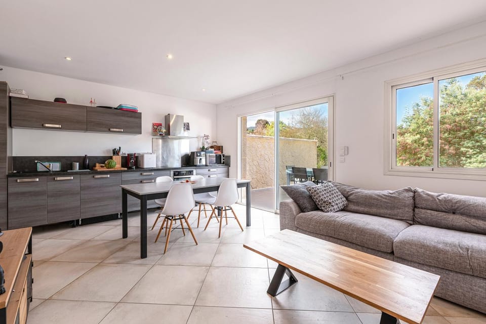 Kitchen or kitchenette, Living room