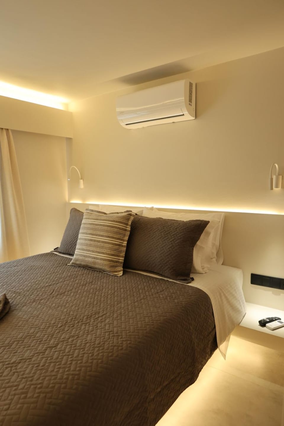 Bed, air conditioner