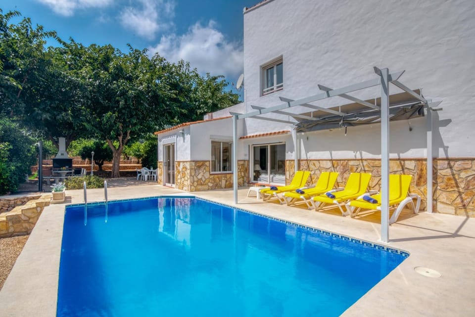 Property building, Day, Swimming pool, sunbed