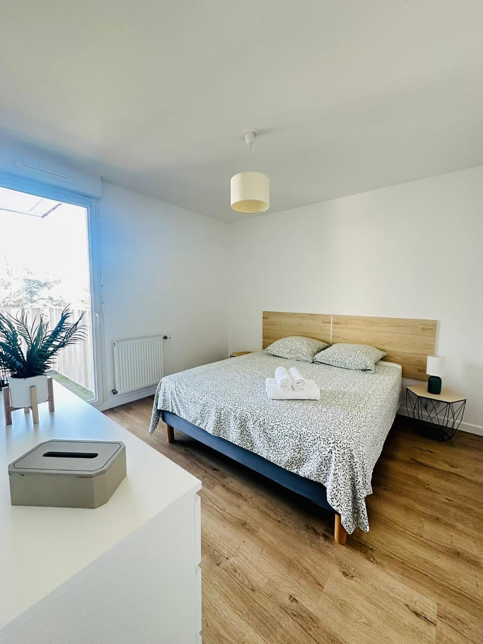 Bed, Photo of the whole room, Bedroom, towels