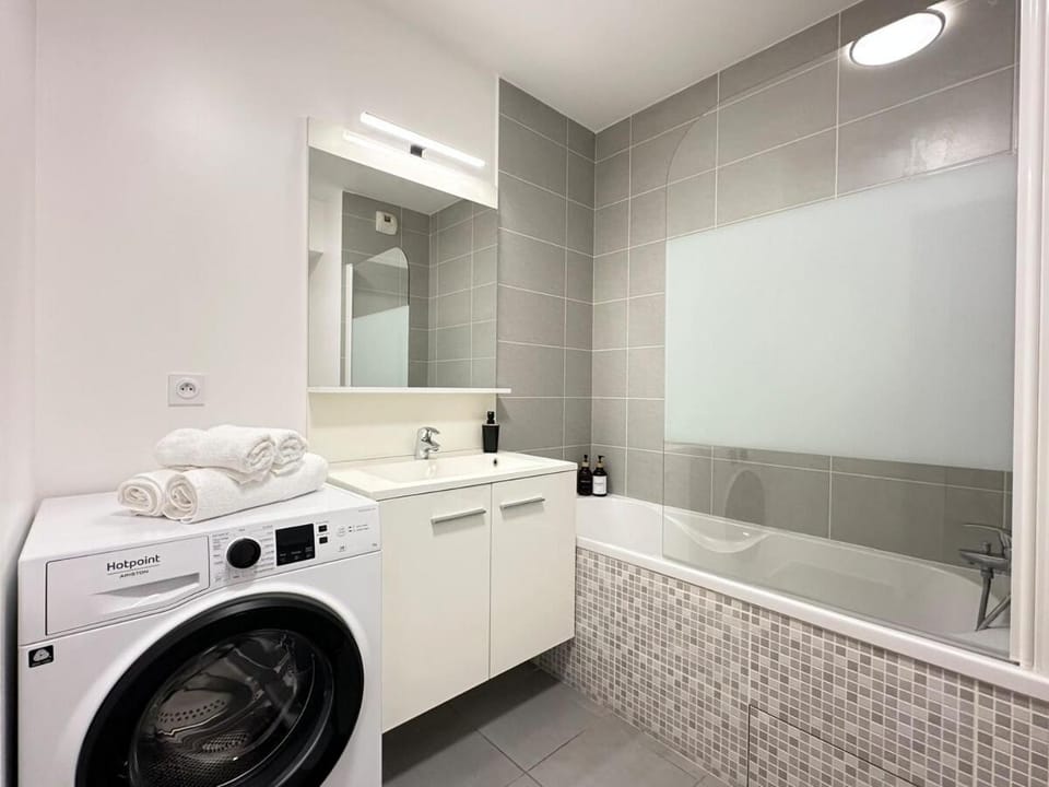 Bathroom, Bath, towels, washing machine