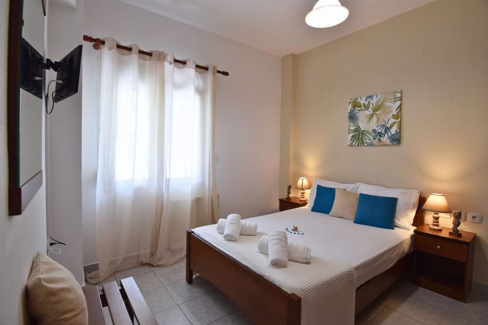 Bed, TV and multimedia, towels