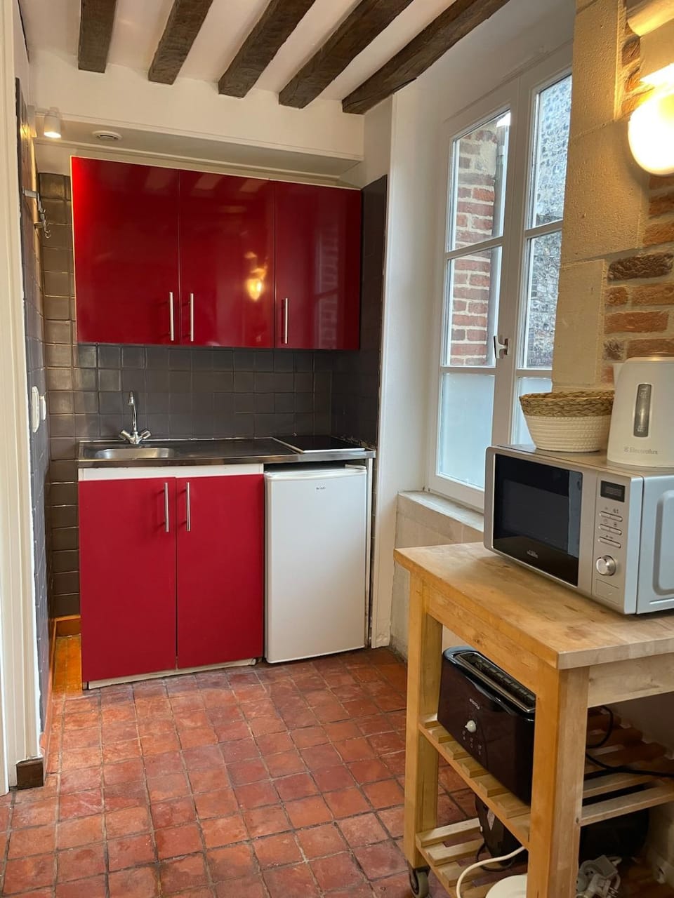 Coffee/tea facilities, Kitchen or kitchenette, microwave, stove, toaster