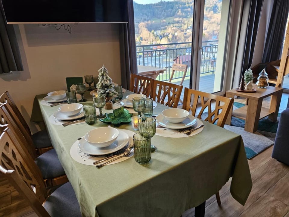 Natural landscape, Food and drinks, Dining area, Food, Mountain view