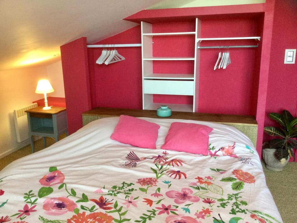 Photo of the whole room, Bedroom