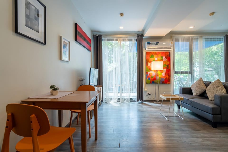 TV and multimedia, Living room, Decorative detail, Seating area, Dining area