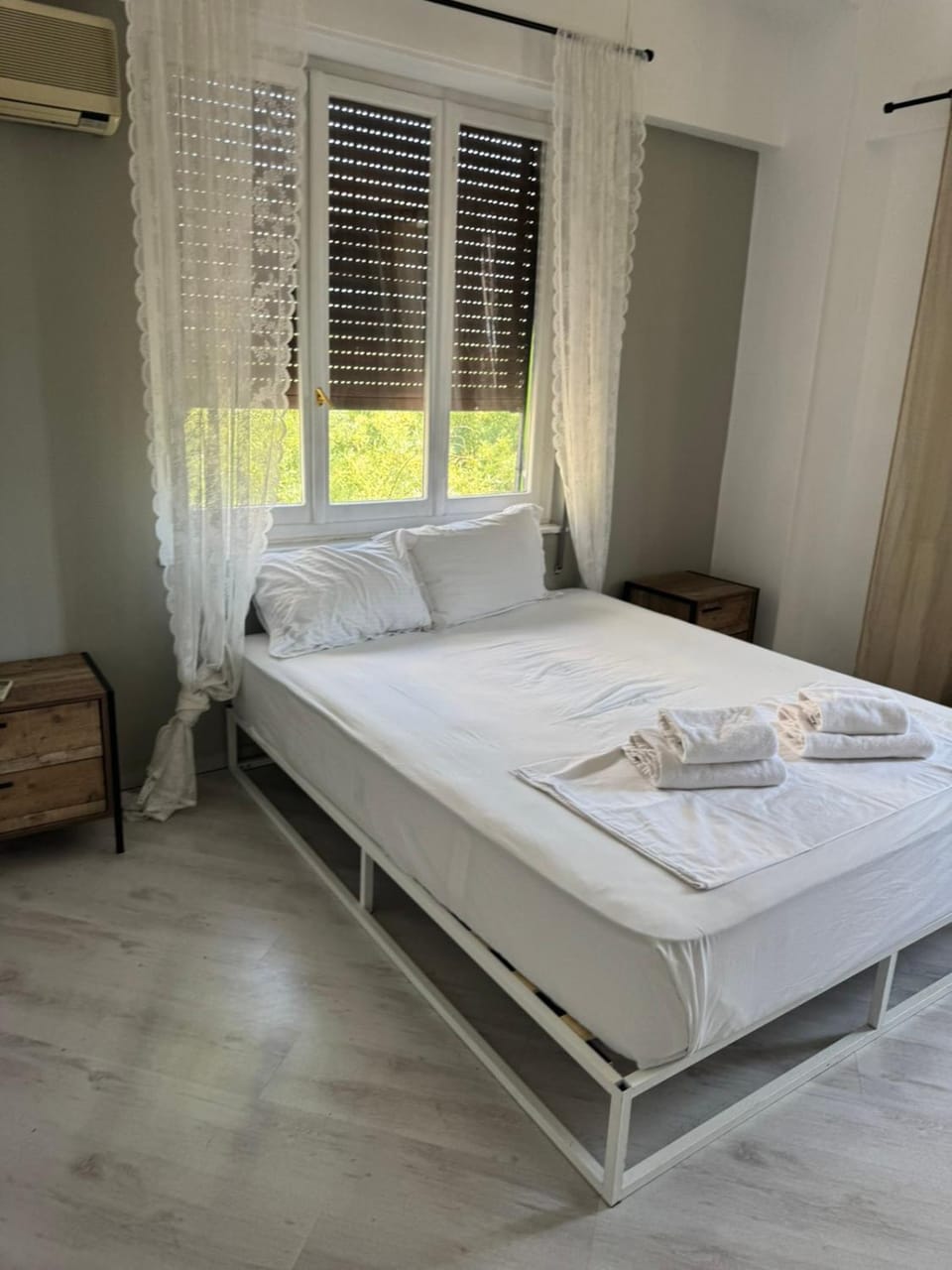 Bed, Bedroom, towels, air conditioner