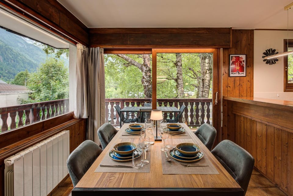 Natural landscape, Living room, Seating area, Dining area, Mountain view