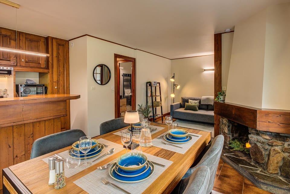 Kitchen or kitchenette, Living room, Food and drinks, Seating area, Dining area, Food