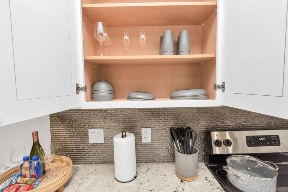 Coffee/tea facilities, Kitchen or kitchenette, minibar, stove