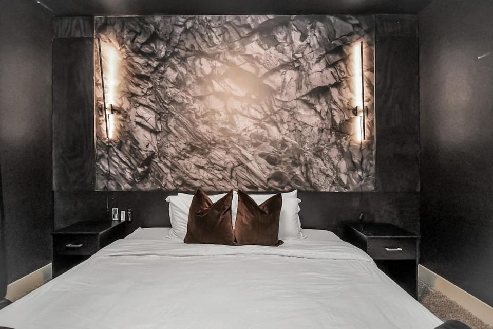 Bed, Photo of the whole room, Decorative detail, Bedroom