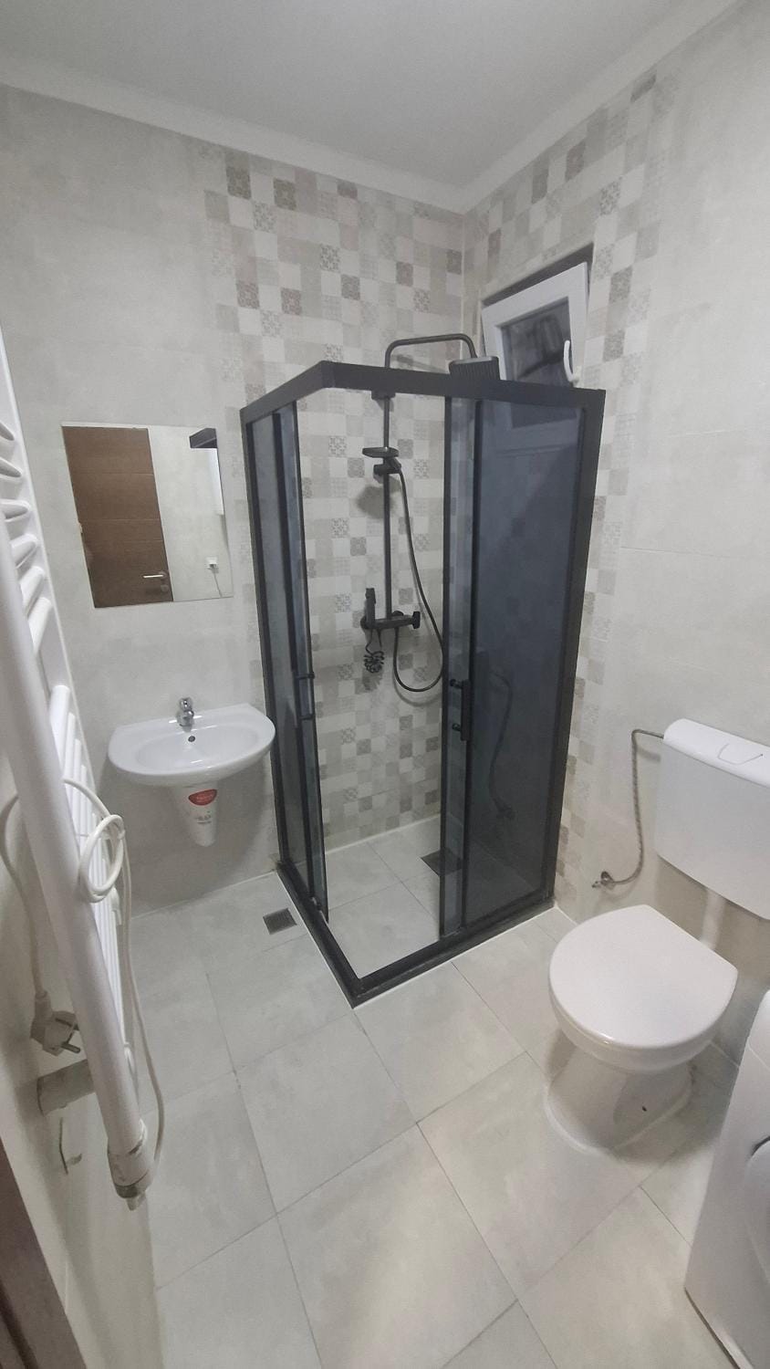Shower, Toilet