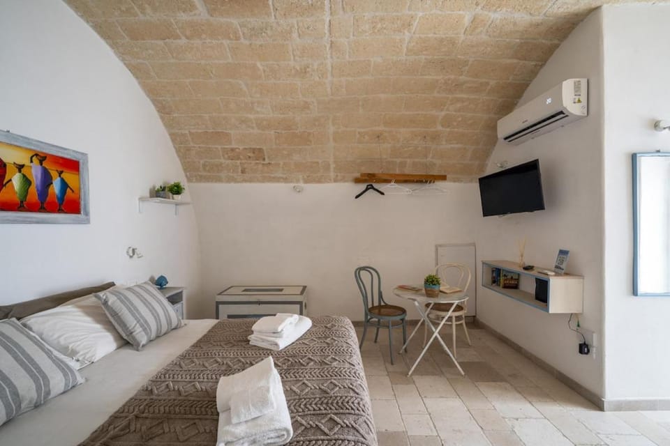 Communal lounge/ TV room, Bed, TV and multimedia, Living room, Photo of the whole room, Seating area, Evening entertainment, Bedroom, towels, air conditioner