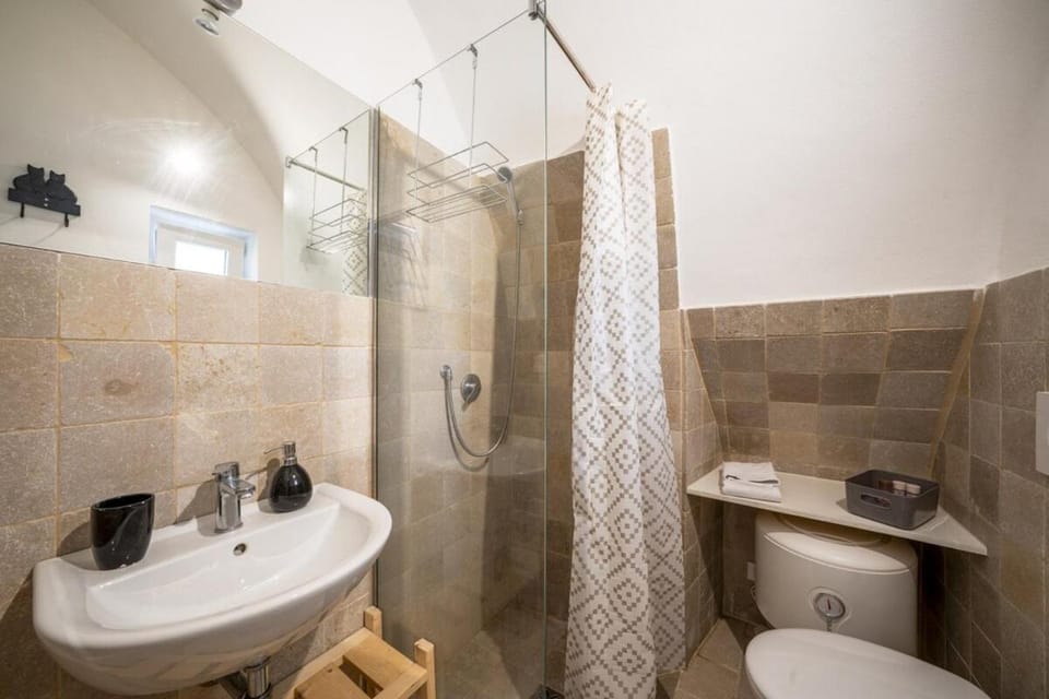 Shower, Toilet, Bathroom, towels