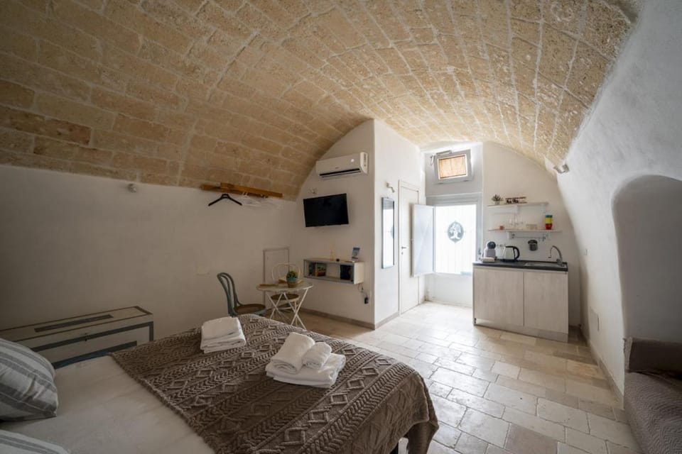Bed, TV and multimedia, Kitchen or kitchenette, Living room, Photo of the whole room, Seating area, Bedroom, minibar, towels