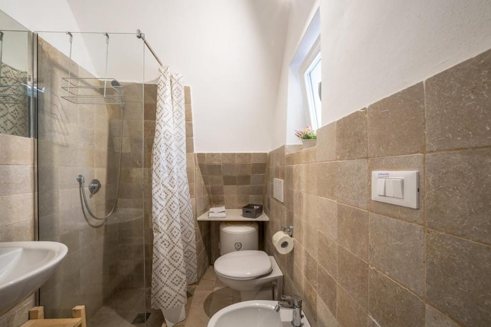 Shower, Toilet, Bathroom, bidet, towels