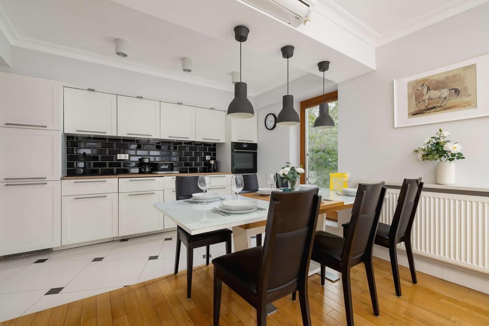 Kitchen or kitchenette, Living room, Seating area, Dining area, stove