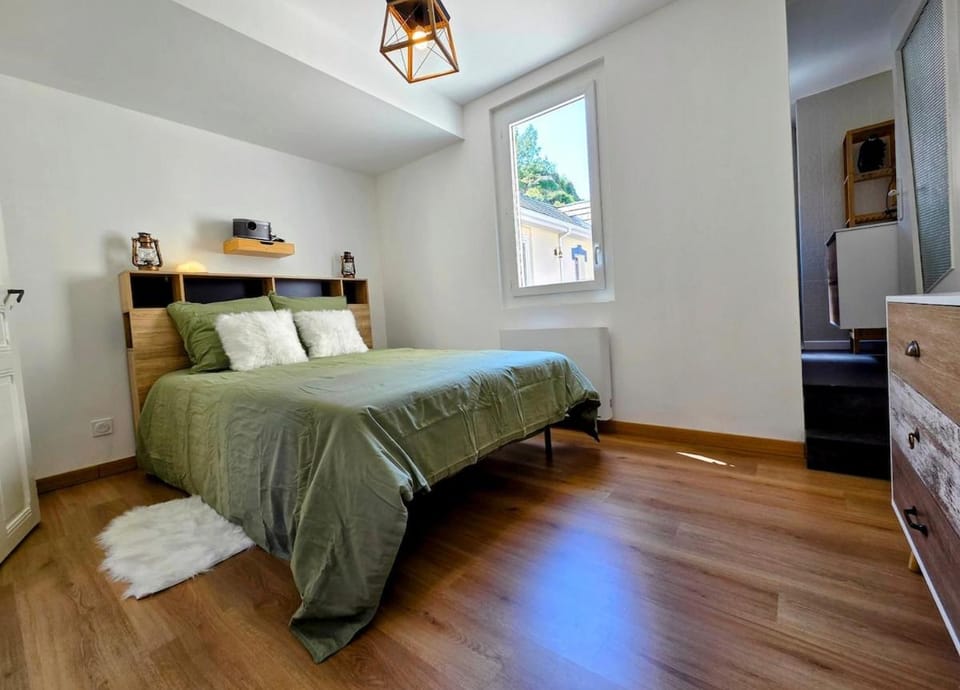 Bed, TV and multimedia, Photo of the whole room