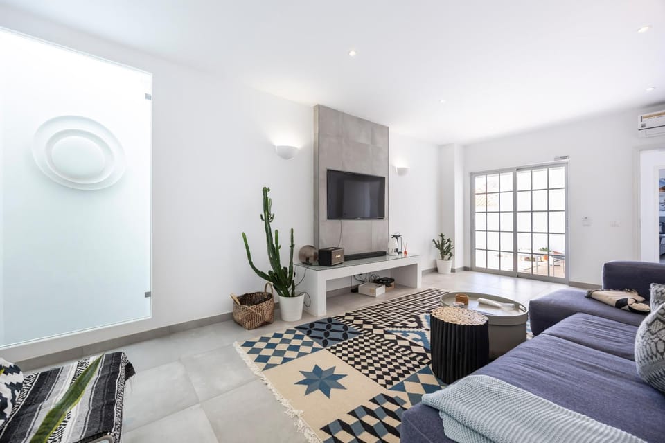 Communal lounge/ TV room, TV and multimedia, Living room, Seating area, Evening entertainment