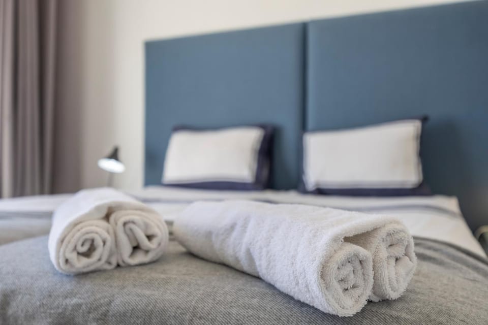 Bed, Bedroom, towels