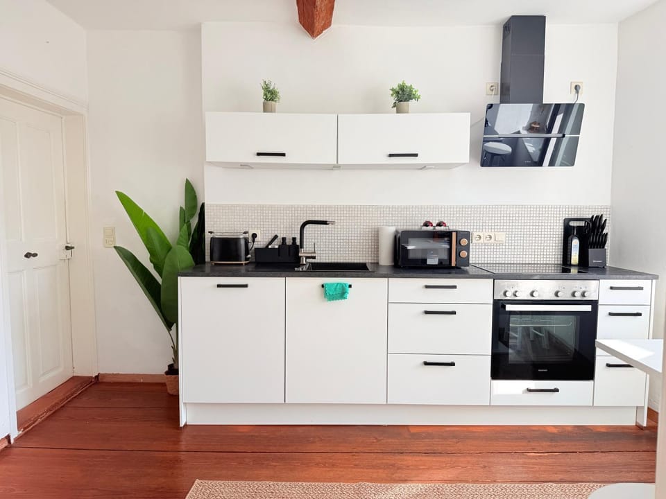 Coffee/tea facilities, Kitchen or kitchenette, oven, stove, toaster
