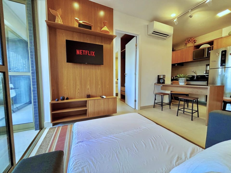 Bed, TV and multimedia, Kitchen or kitchenette, Living room, Decorative detail, Seating area, Dining area, internet, locker, minibar, oven, air conditioner