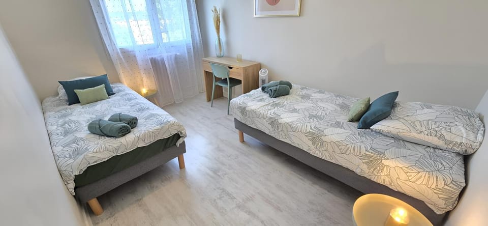Bed, Photo of the whole room, Bedroom