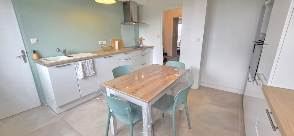 Kitchen or kitchenette, oven, kitchen