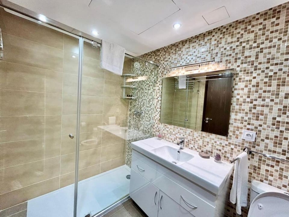 Shower, Bathroom, towels