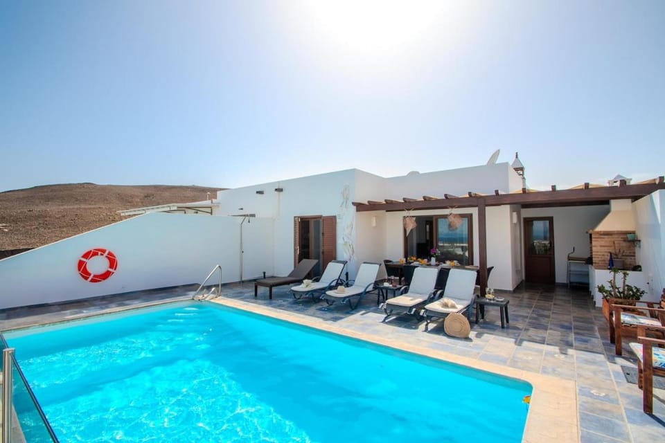 Casa Serena Panoramic Views, AC and Pool House in Playa Blanca