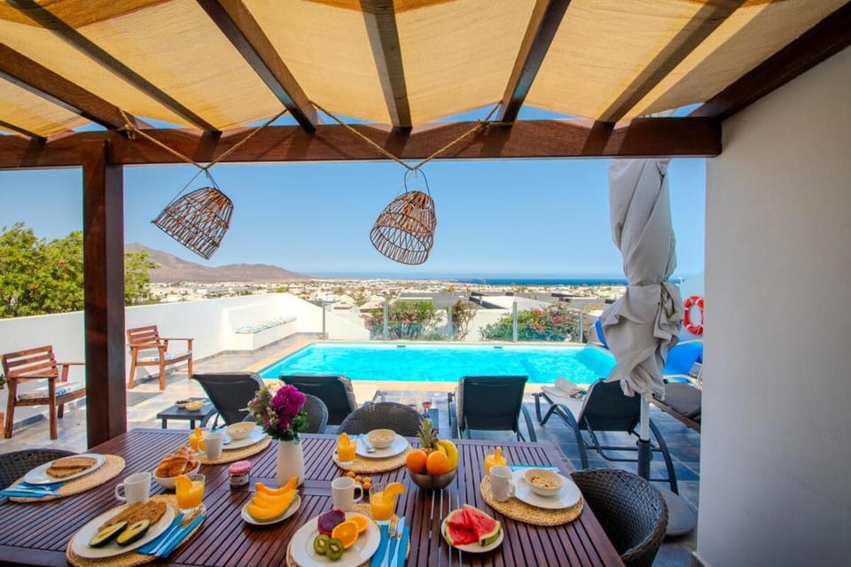 Casa Serena Panoramic Views, AC and Pool House in Playa Blanca