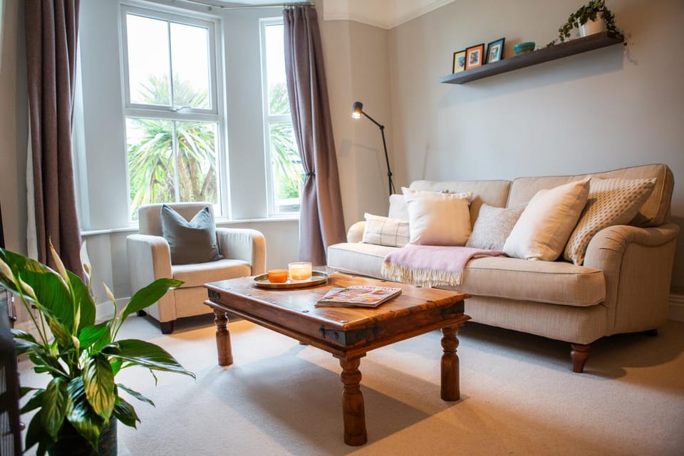 Living room, Photo of the whole room, Decorative detail, Seating area, Family