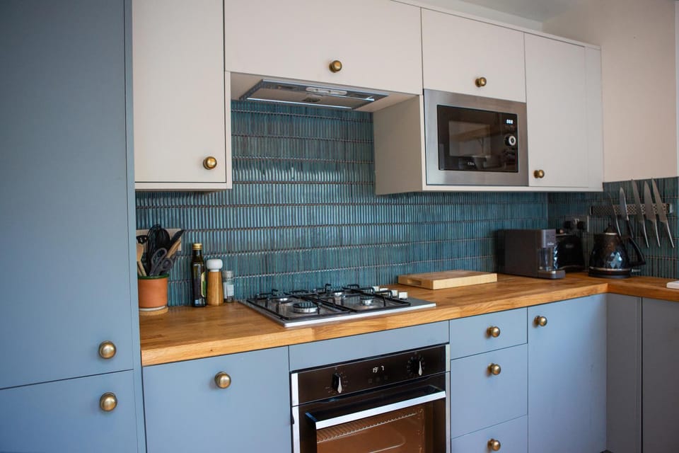 Coffee/tea facilities, dishwasher, microwave, oven, stove, toaster, kitchen