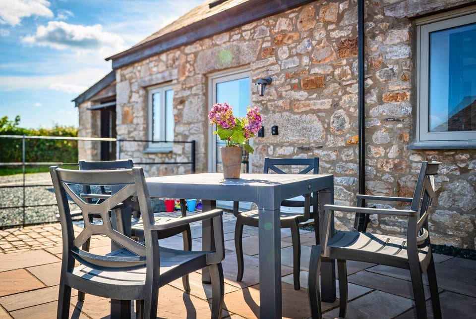 Property building, Patio, Balcony/Terrace, Balcony/Terrace