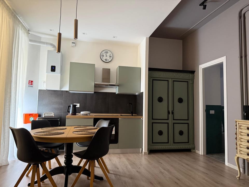 Kitchen or kitchenette, Living room, Seating area, Dining area, stove