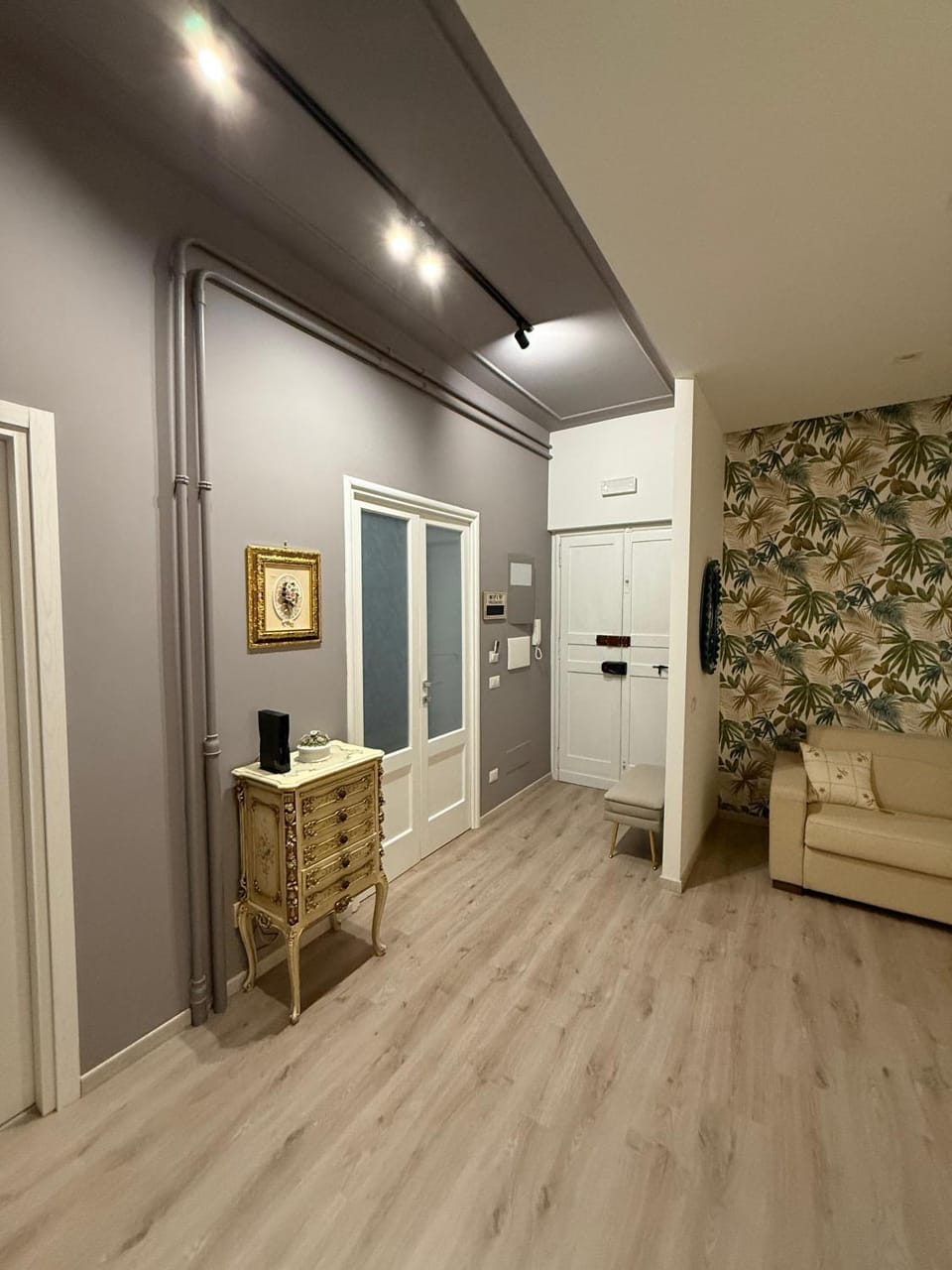 Bed, TV and multimedia, Seating area