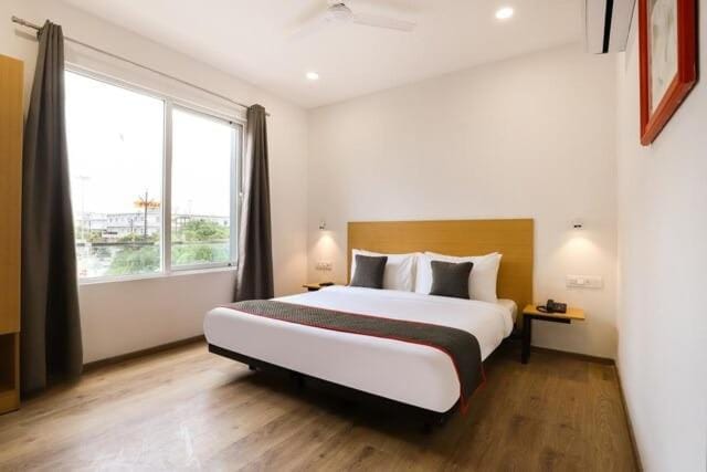 Photo of the whole room, Bedroom